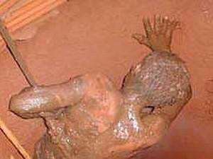 Foragido da Justi&ccedil;a &eacute; encontrado escondido dentro de sof&aacute; e preso