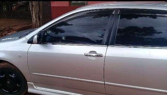 Jovem tem ve&iacute;culo alvejado e pol&iacute;cia alerta para &ldquo;aviso&rdquo;