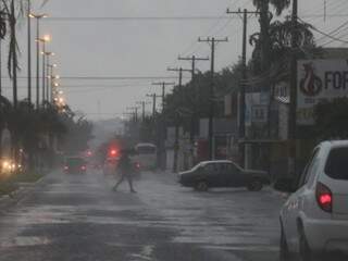 Chuva em Campo Grande nesta manhã (Foto: Henrique Kawaminami)