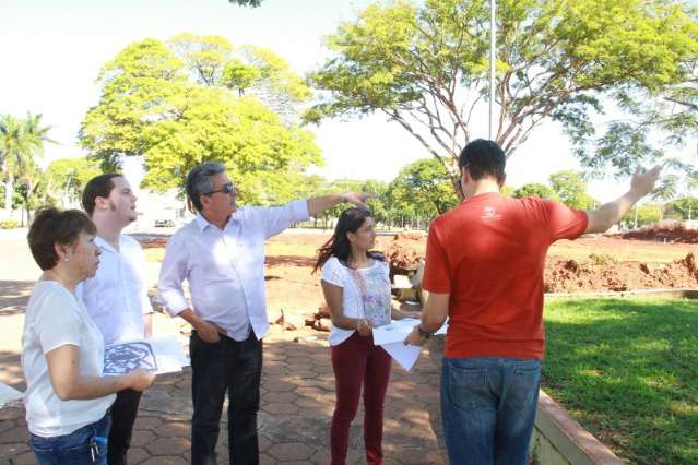 Prefeitura vistoria local e inicia obras de revitaliza&ccedil;&atilde;o da Pra&ccedil;a Brasil