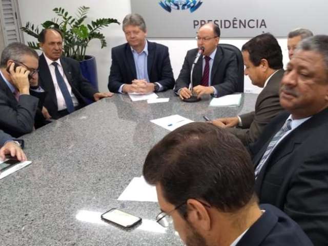 Deputados e secret&aacute;rios discutem pacotes de projetos do Executivo