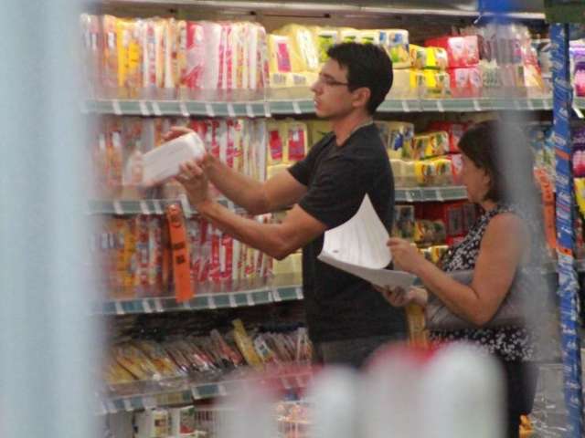 Em tr&ecirc;s supermercados, fiscais recolhem 24 amostras de produtos