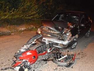 A motocicleta e a frente do carro ficaram destruídas (Foto: Eduardo Santos/Coxim Agora) 