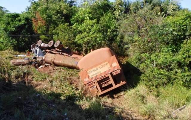 Motorista morre prensado em cabine ap&oacute;s carreta cair em ribanceira