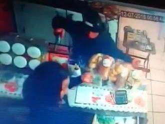 Ap&oacute;s 27 dias da morte de vendedor, comparsa de jovem segue foragido