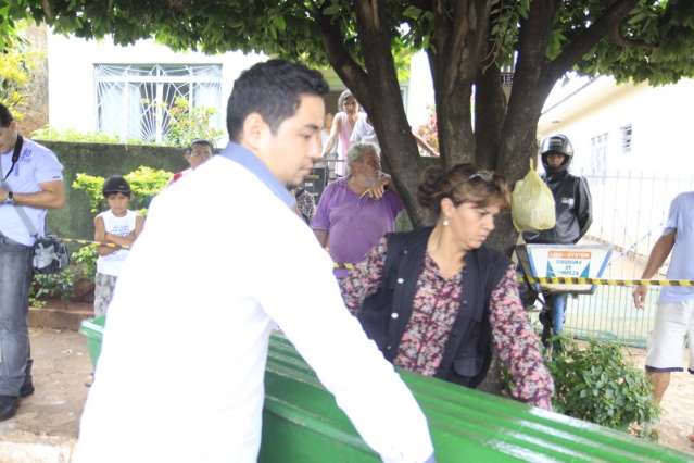Pol&iacute;cia faz reconstitui&ccedil;&atilde;o da morte de homem flagrado pela mulher com amante