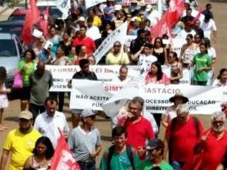 Educadores de quatro cidades realizaram protesto em Aquidauana (Foto: Simted Aquidauana)