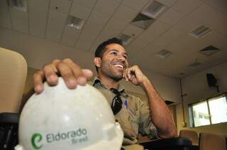 Edson trabalha na fábrica de celulose Eldorado e viu a renda mensal aumentar. (Foto: João Garrigó)
