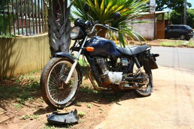Motoqueiro colide em caminh&atilde;o, fica ferido e foge por estar sem CNH