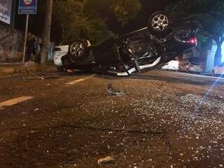 Carro capota ao atingir caminhonete e ve&iacute;culo estacionado na regi&atilde;o central