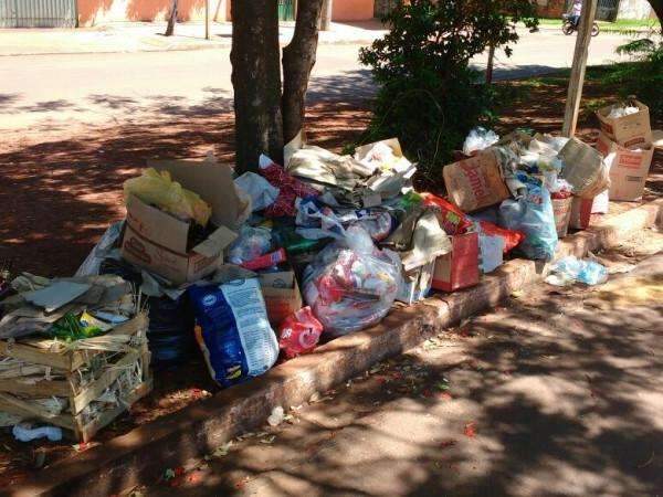 Passado o Natal, sacos de lixo s&atilde;o deixados em rua da Vila Nasser 