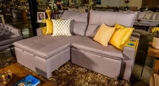O sofá retrátil e reclinável pode ser pago em 10 vezes de R$ 277,00.