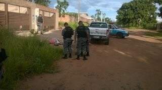 Policiais do Batalhão de Choque isolaram a área onde corpo foi encontrado ontem. (Foto: Divulgação PM/MS)