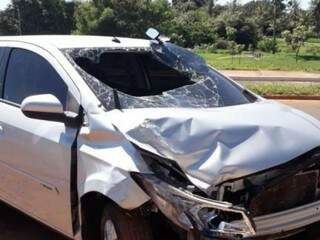Motorista abandonou o carro na Av. Dr. Nasri Siufi. (Foto: Direto das Ruas)