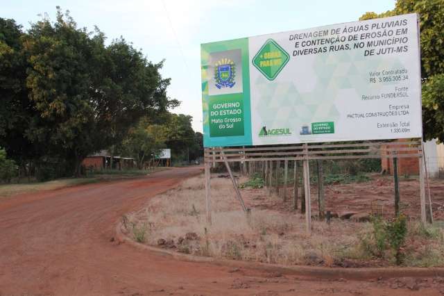Obra emergencial recupera &aacute;rea de eros&atilde;o que amea&ccedil;ava casas em Juti