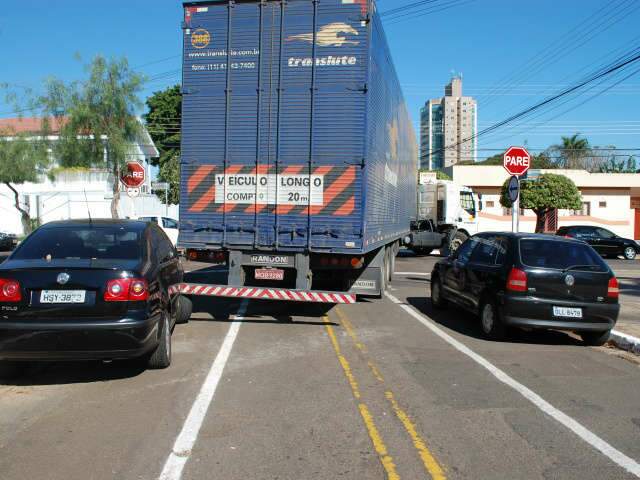  Acidente envolvendo caminh&atilde;o de transportadora congestiona cruzamento