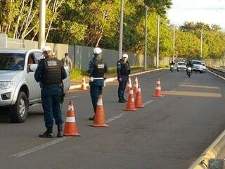 Blitz realizada em via de Campo Grande na semana passada. Fiscalização contribui com redução de acidentes. (Foto: Divulgação/BPTran)