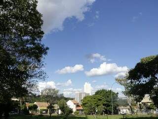 Céu com algumas nuvens na tarde desta quarta em Campo Grande, que marca 30ºC. (Foto: Kísie Ainoã).