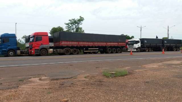 PRF apreende comboio de carretas com 1,8 milh&atilde;o de cigarros 