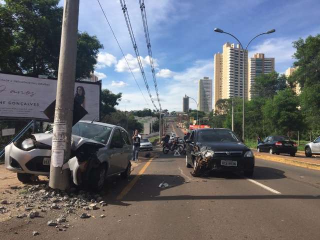 Ve&iacute;culo destr&oacute;i poste ap&oacute;s se envolver em acidente perto da Uniderp