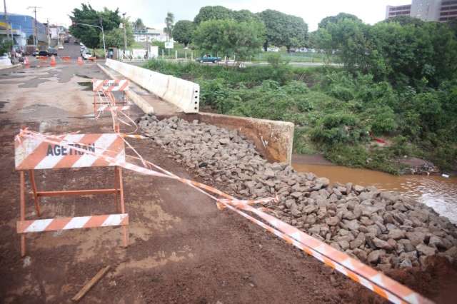 Ponte &eacute; interditada ap&oacute;s chuva provocar desmoronamento em avenida