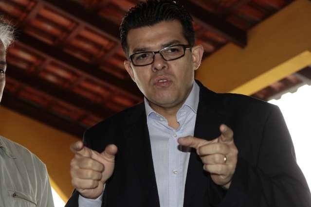 Olarte participa de lan&ccedil;amento de f&aacute;brica e entrega quatro viaturas do Samu
