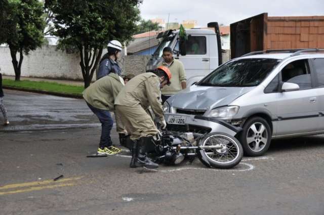 Moto invade preferencial e &eacute; atingida por Zafira; mulher fica ferida
