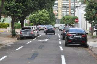 Ruas se tornaram mão única para facilitar fluxo de veículos. (Foto: Marcelo Calazans)