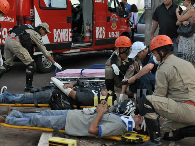  Colis&atilde;o na Afonso Pena envolve caminh&atilde;o, carro e motocicleta