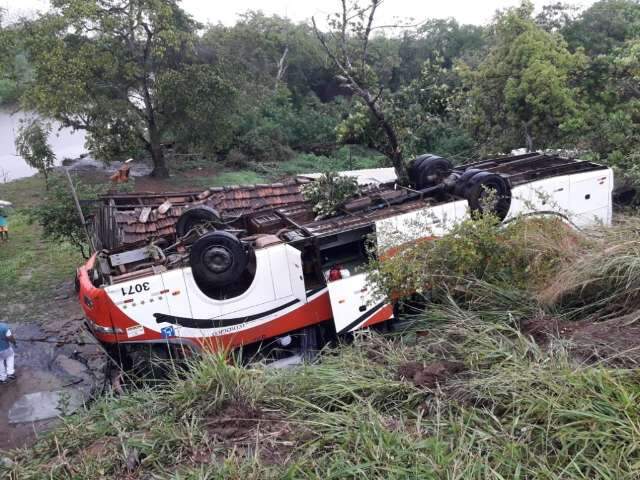&Ocirc;nibus cai em ribanceira e atinge casa &agrave; margem de rodovia