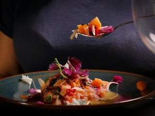 Ceviche de salmão com emulsão de maracujá finalizado com pétalas de flores comestíveis. (Foto: Menu Studio)