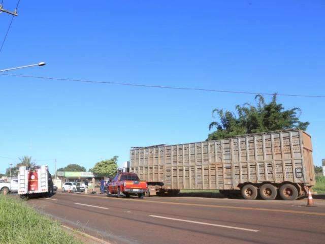 Ford Ranger bate em carreta e dois ficam feridos na BR-262 