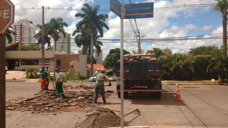 Equipe da tapa buraco estava trabalhando na Rua Euclides da Cunha esquina com a Rua Sergipe. (Foto: Yarima Mecchi)