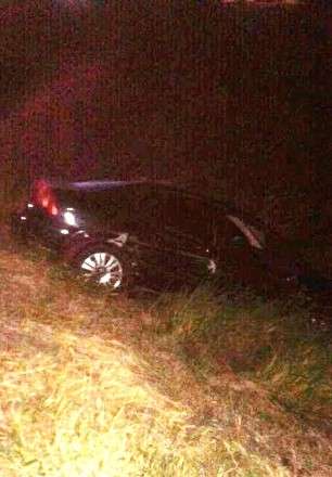 Ve&iacute;culo sai da pista, ap&oacute;s ser fechado por caminh&atilde;o na MS-156