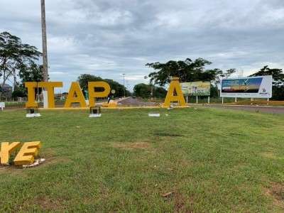 Condutor destr&oacute;i letreiro de cidade e fica em estado grave ao capotar ve&iacute;culo