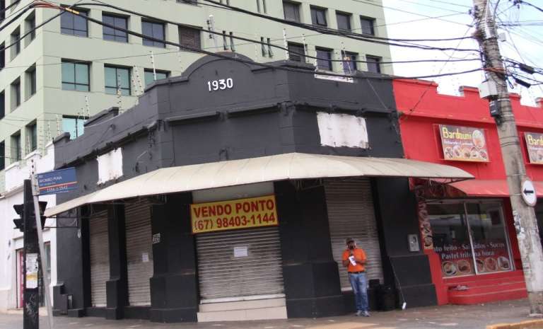 A venda, prédio com pintura chamativa na Rui Barbosa com a avenida Afonso Pena tem fachada de 1930
