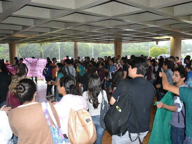  Com protesto, servidores, professores e acad&ecirc;micos iniciam greve na UFMS