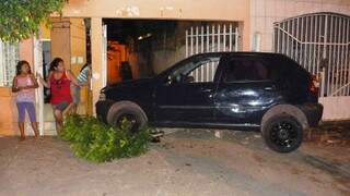 Carro desgovernado bateu contra casa na madrugada; ninguém ficou ferido (Foto: Capital do Pantanal)