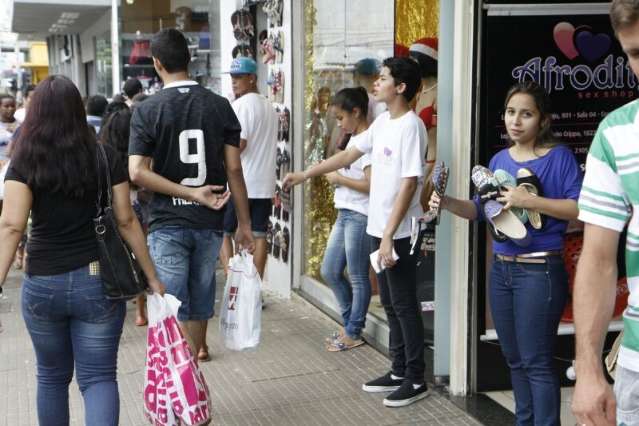 De olho no pagamento da hora extra, sindicato fiscaliza lojas na Capital