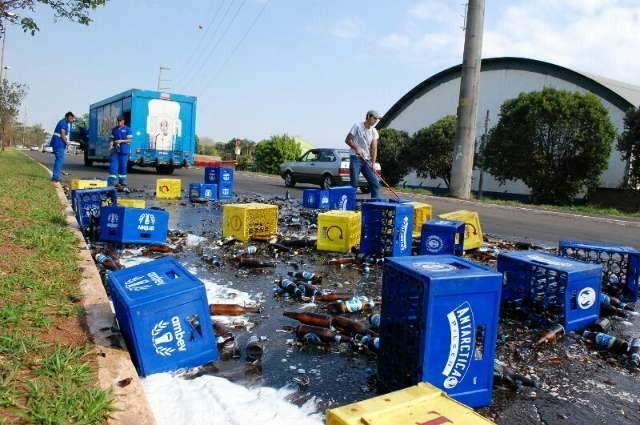 Caminh&atilde;o derruba, quebra 36 engradados de cerveja e interdita avenida