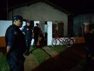 Jovem &eacute; executado por pistoleiros em frente a resid&ecirc;ncia da m&atilde;e 