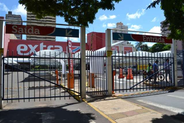 Hipermercado amanhece fechado e desperta curiosidade de clientes
