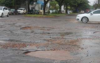 Falta de manutenção deixou ruas intransitáveis e recuperação ainda deve demorar (Foto: Helio de Freitas)