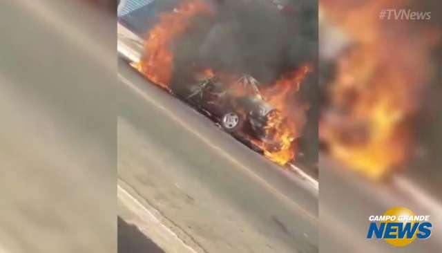 Carro &eacute; totalmente consumido pelas chamas em rua da Vila Cidade Morena