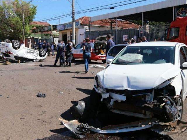 Jovem ficou 20 minutos presa às ferragens após veículo capotar