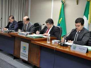 Deputados durante reunião da CCJR (Foto: Luciana Nassar/ALMS)