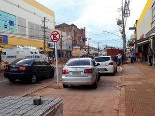 Mesmo com placa, motoristas continuam estacionando em cal&ccedil;adas na 14