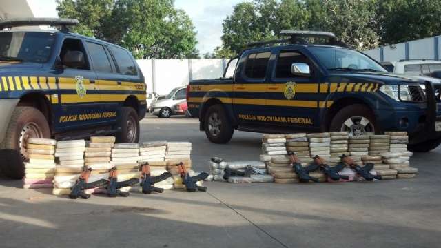 Carga com fuzis russos, muni&ccedil;&atilde;o e coca&iacute;na &eacute; apreendida em Corumb&aacute;