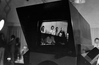 Câmera mostra mesa de participantes, durante transmissão do primeiro debate pela TV. (foto: Roberto Higa)