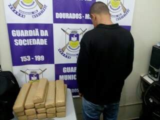 Na bagagem do rapaz, os agentes da Guarda Municipal encontraram 19,85 quilos de de maconha, distribuídos em 16 tabletes. (Dourados News) 